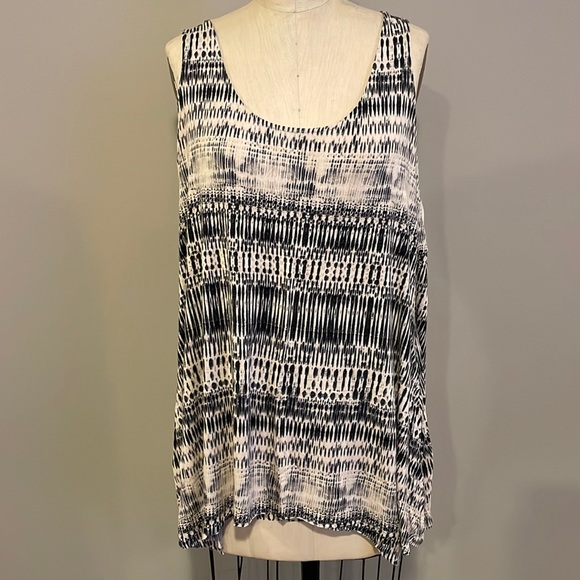 Rose & Olive Tops - Rose & Olive sleeveless black and white tank